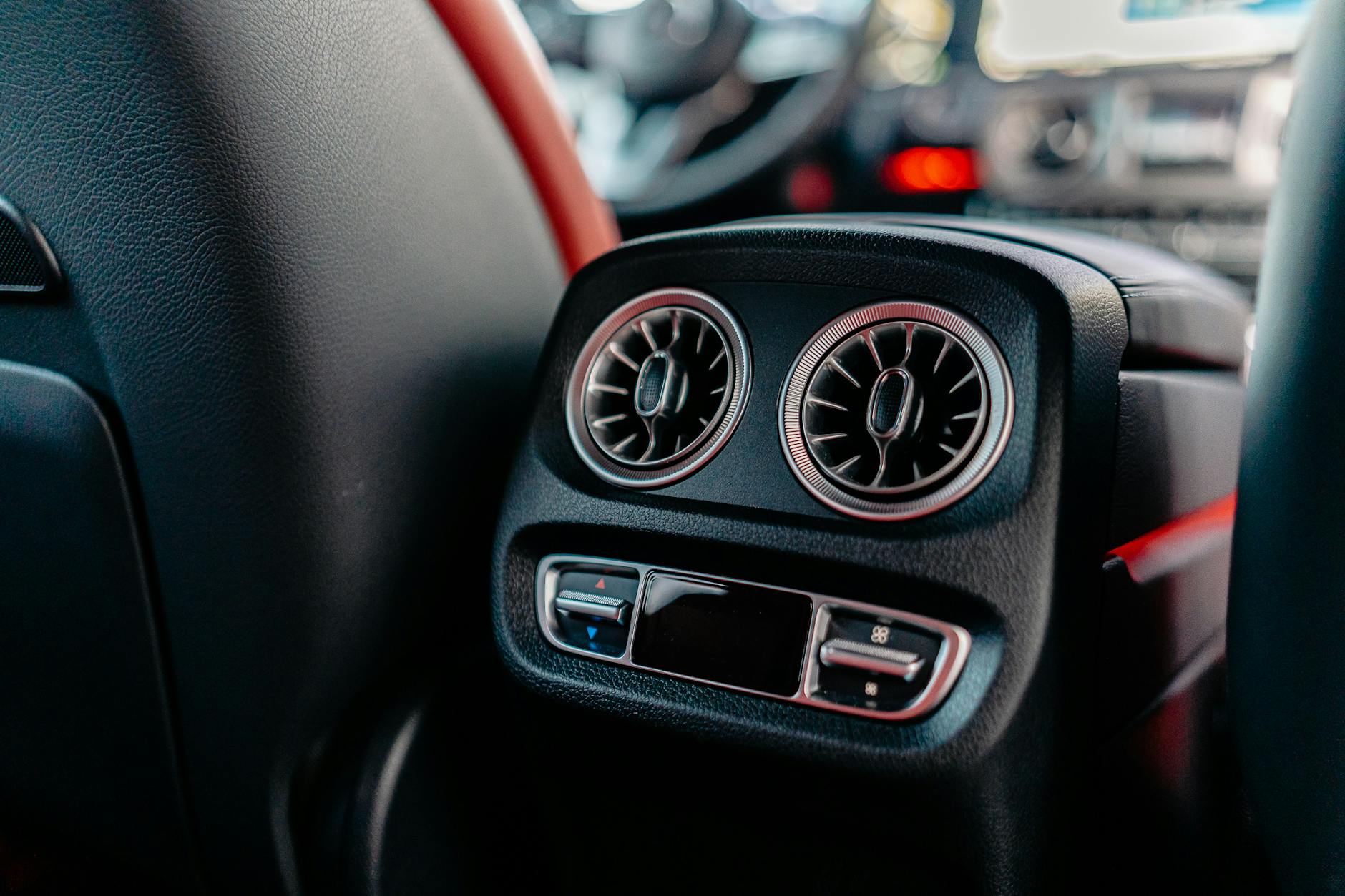 Panel nawiewów i sterowania klimatyzacją wewnątrz luksusowego auta