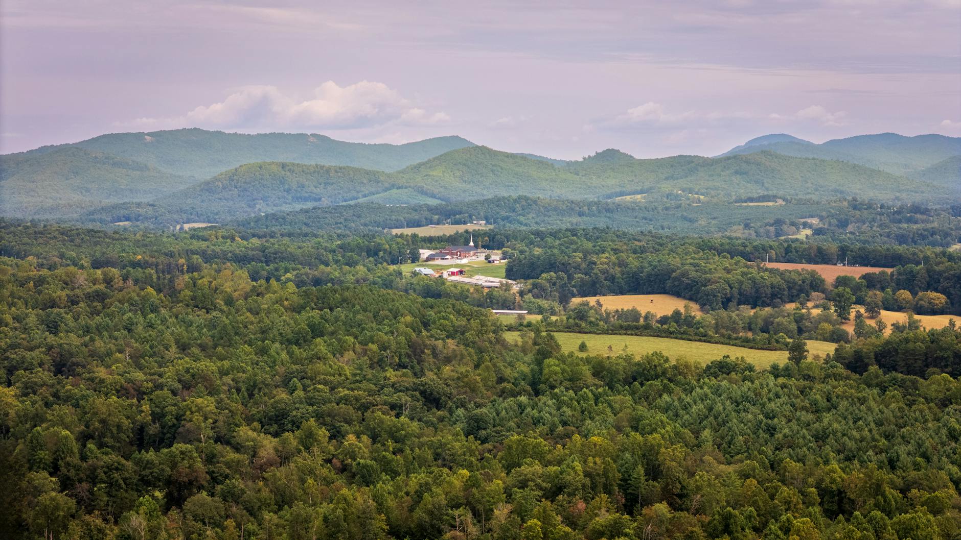 Górski krajobraz Appalachów z lotu ptaka pod pochmurnym niebem