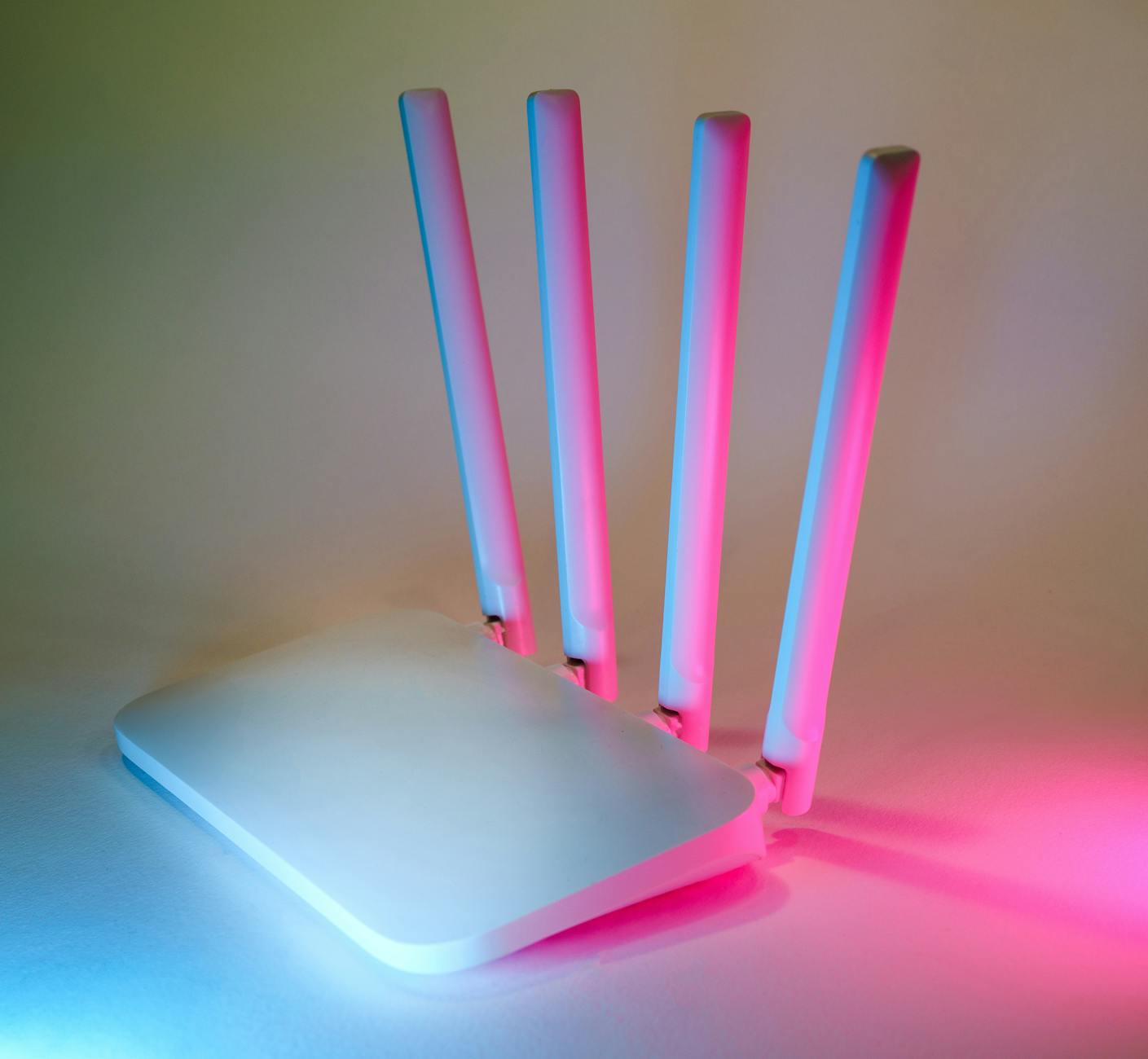 Nowoczesny router Wi-Fi oświetlony kolorowymi neonowymi światłami
