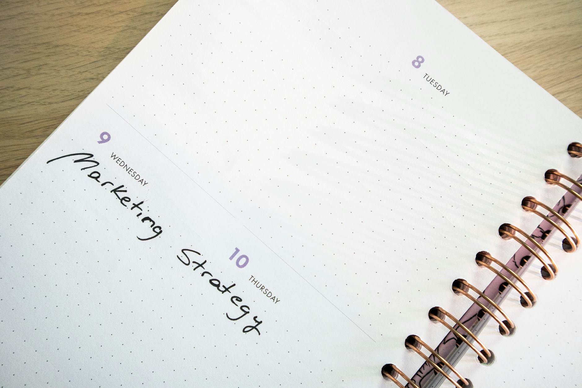 Planer spiralny z notatkami strategii marketingowej do biznesplanu