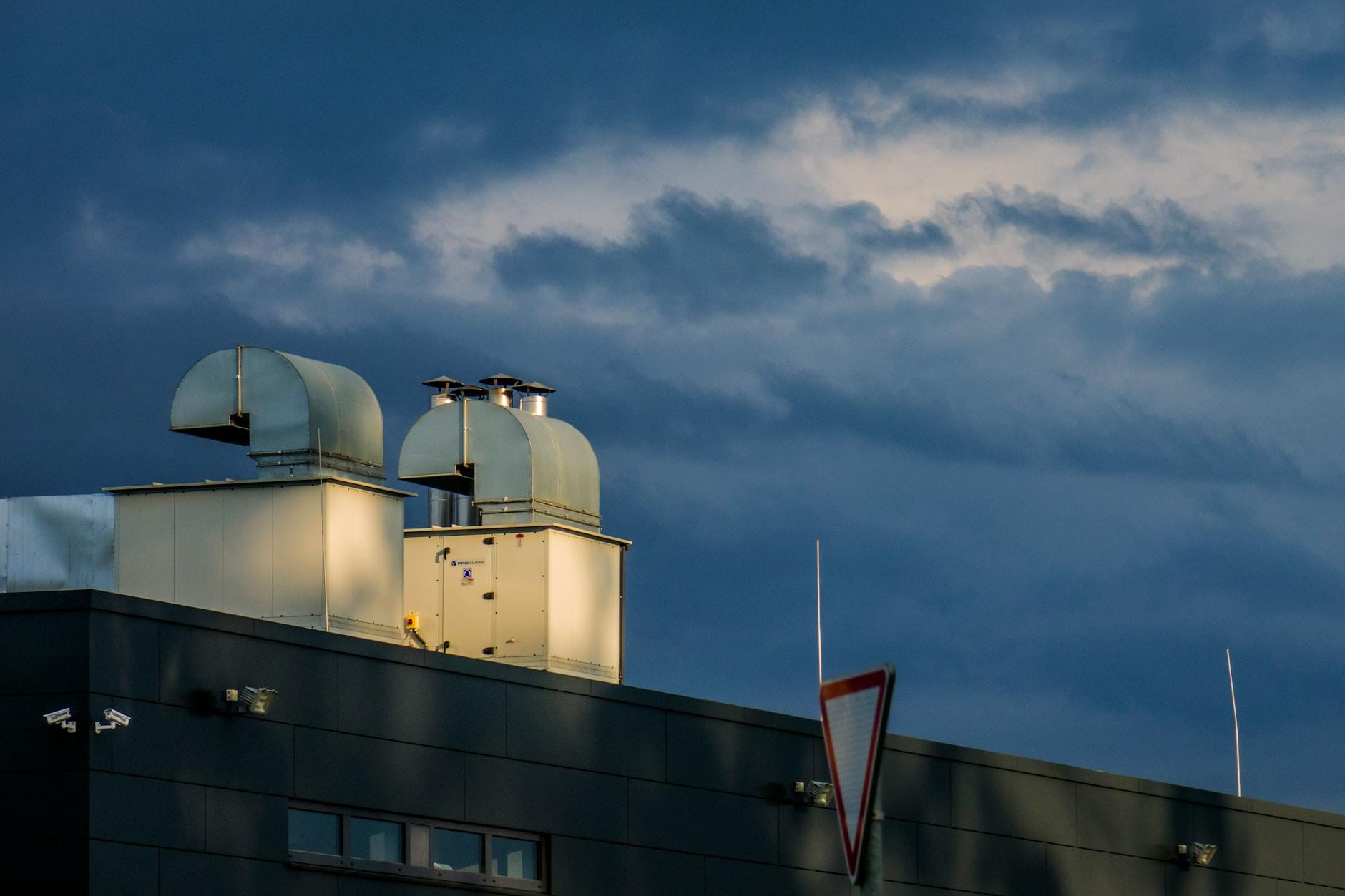 Metalowe rury systemu wentylacyjnego na dachu budynku przemysłowego