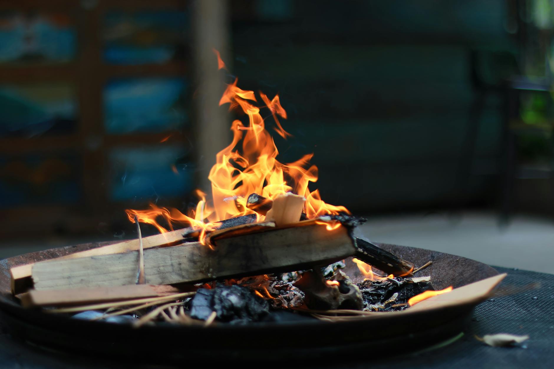 Płomienie w domowym palenisku jako przykład pracy wkładu kominkowego