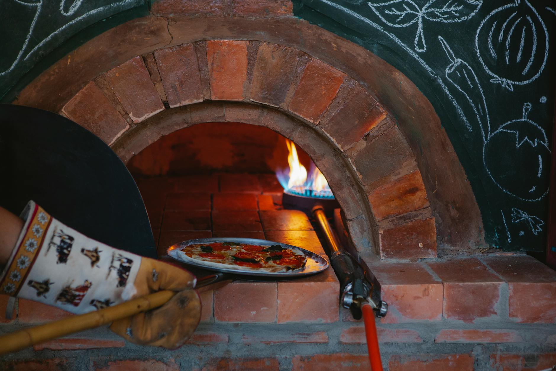Murowany piec do pizzy: wymiary, które mają sens Pizza w murowanym piecu opalanym drewnem w przytulnej pizzerii