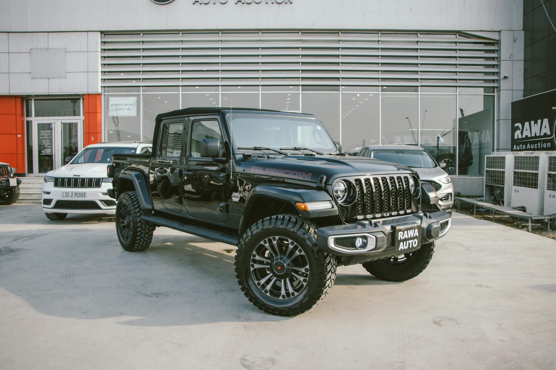 Czarny Jeep Gladiator Rubicon przed salonem RAWA Auto Auction