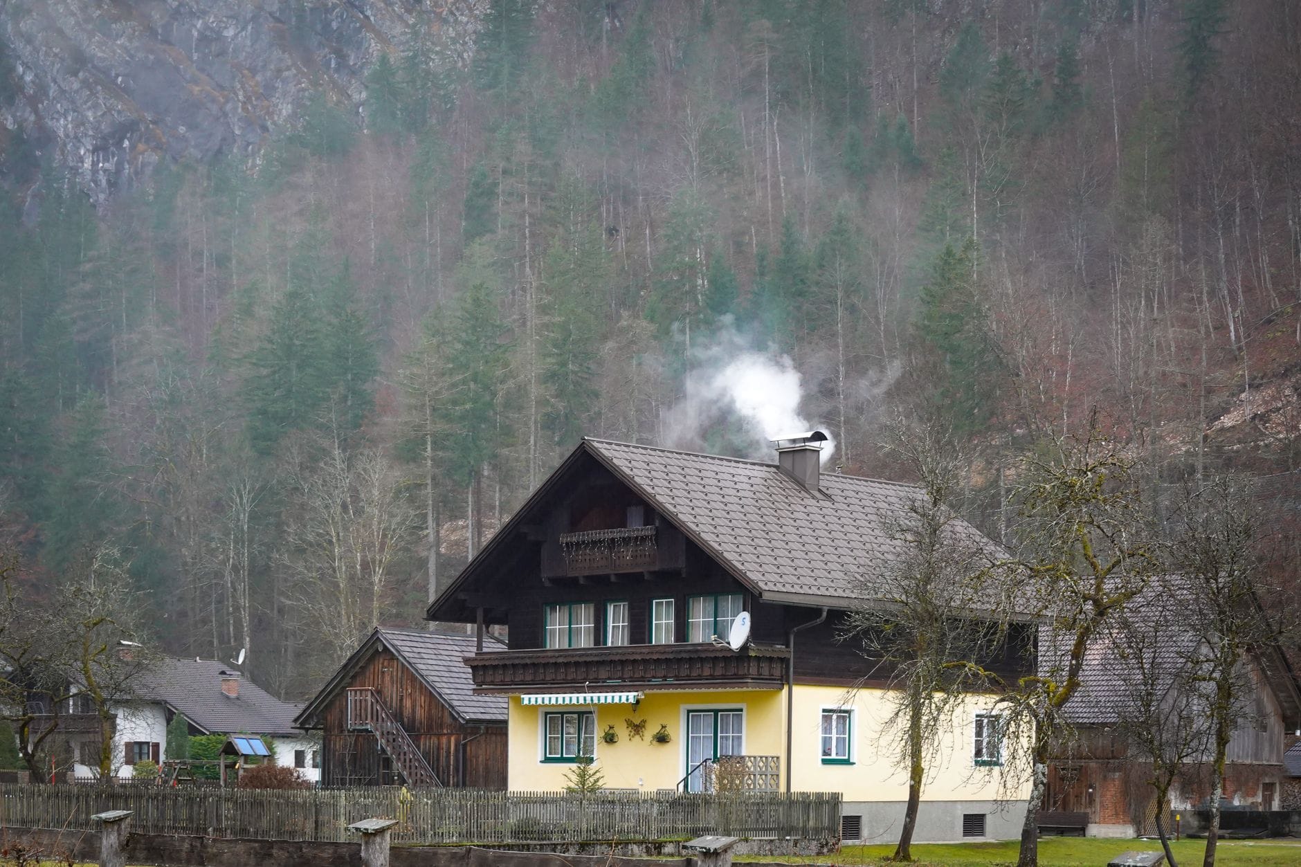 Zimowa górska wieś z tradycyjnymi domami typu chalet