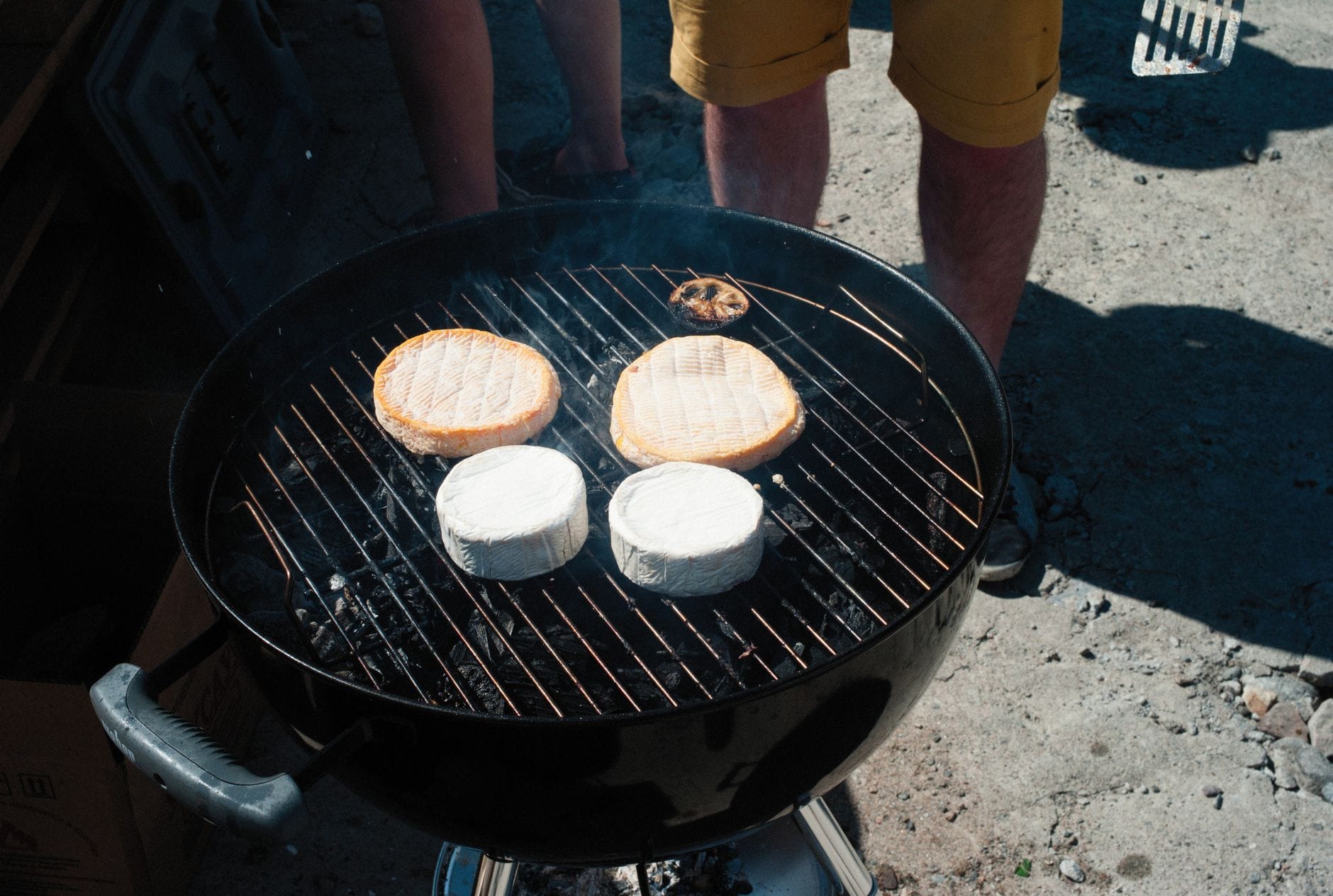 Grillowane sery na ruszcie grilla węglowego podczas spotkania na świeżym powietr